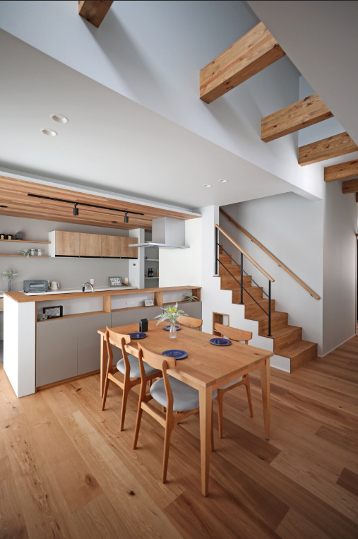 Black & Woodの家キッチンダイニング