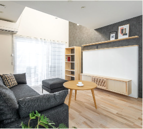 吹き抜けがある日当たりの良い家リビング