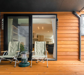 吹き抜けがある日当たりの良い家ウッドデッキ