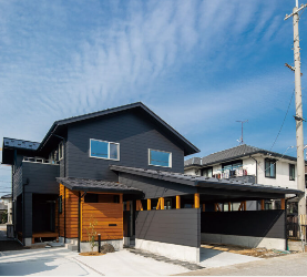 天然木の素材を生かした家外観