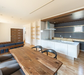 天然木の素材を生かした家ダイニングキッチン