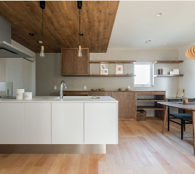 リビングに暖炉がある家キッチン